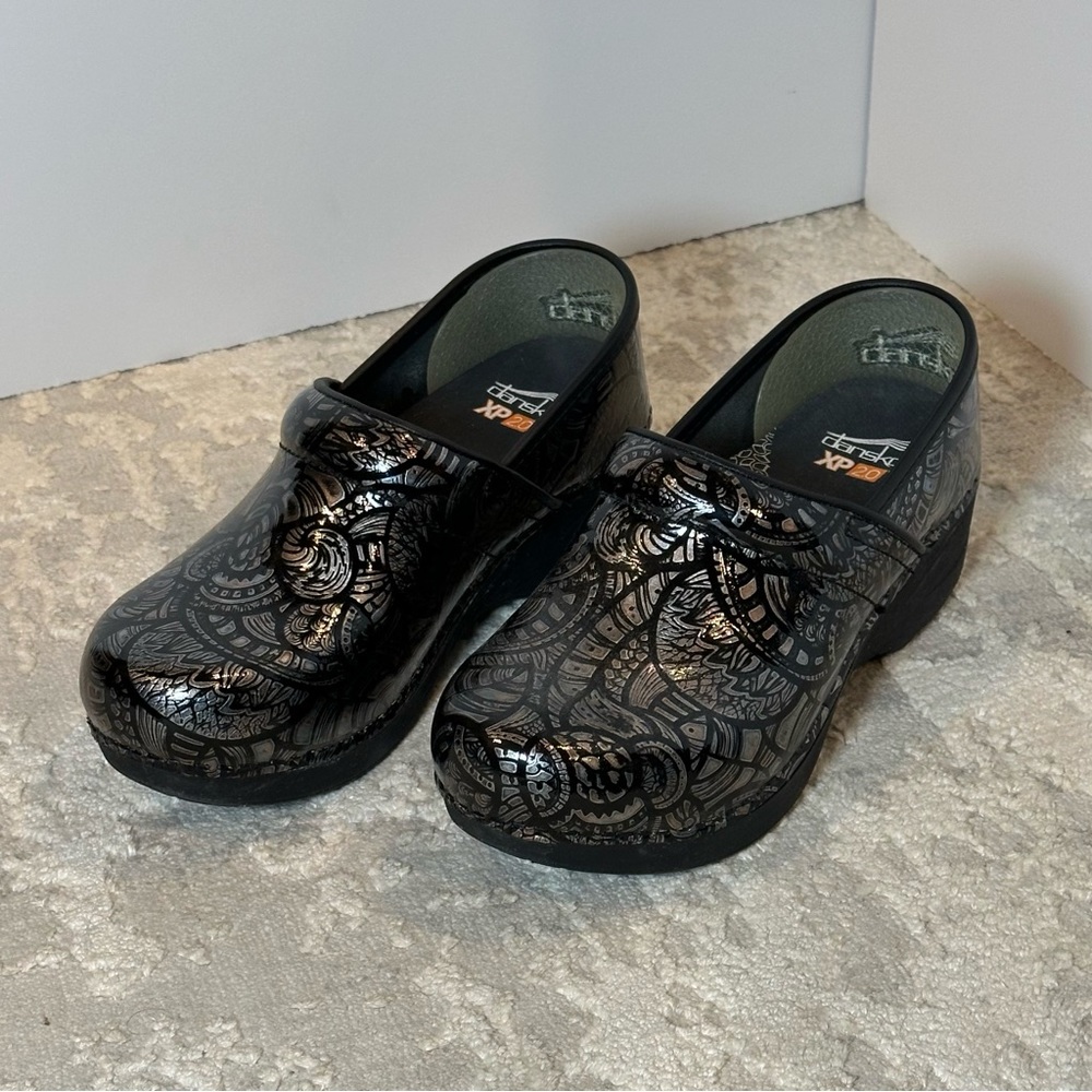 Dansko XP 2.0 Clogs Black and Silver Engraved Patent Leather Size 7